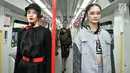 Model berpose saat memeragakan busana pada acara Jakarta Fashion & Food Festival (JFFF) 2019 di gerbong Light Rail Transit (LRT) Jakarta rute Stasiun Velodrome-Stasiun Boulevard Utara, Jakarta, Selasa (13/8/2019). Acara ini menampilkan 16 koleksi busana. (merdeka.com/Iqbal Nugroho)