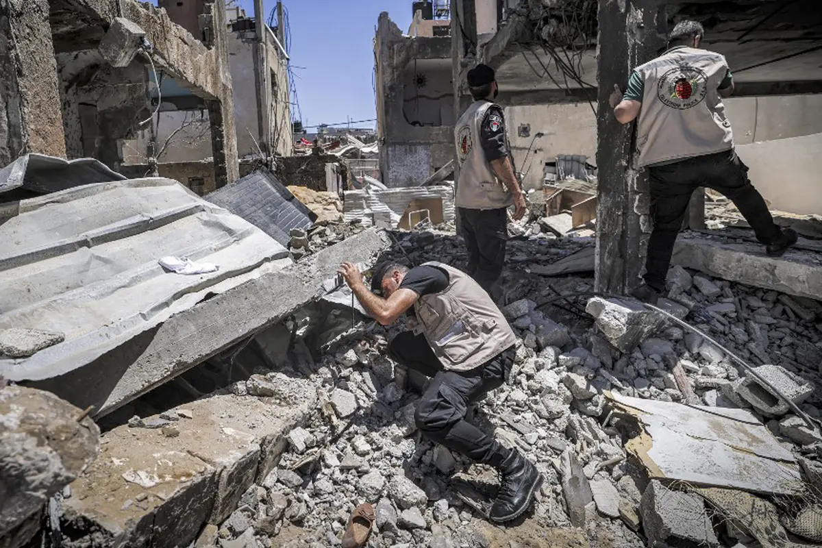 FOTO: Mengumpulkan Proyektil yang Tidak Meledak Usai Konflik Hamas - Israel