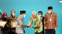 Gubernur Jateng Ganjar Pranowo menerima penghargaan dari Baznas. (Istimewa)