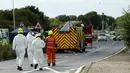 Tim penyelamat dan petugas investigasi saat menyelidiki lokasi jatuhnya jet Hawker Hunter di Jalan Raya A27, Shoreham, Inggris, Minggu (23/8/2015). Pesawat yang tengah mengikuti Shoreham Airshow tersebut menewaskan  tujuh orang. (REUTERS/Luke MacGregor)