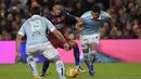 Pemain Barcelona,  Neymar (tengah) berusaha melewati hadangan para pemain Celta Vigo pada lanjutan La Liga Spanyol di Stadion Camp Nou, Barceloa, Senin (15/2/2016) dini hari WIB. Barcelona menang 6-1. (AFP/Lluis Gene)