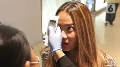 Pengunjung saat diperiksa suhu tubuh sebelum memasuki area gedung The Plaza di Jakarta, Kamis (5/3/2020). Pemeriksaan suhu tubuh tersebut merupakan upaya untuk mengantisipasi merebaknya wabah virus corona atau Covid-19. (Liputan6.com/Herman Zakharia)