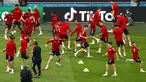 Pemain Wales Gareth Bale (tengah) bersama rekan setimnya berlatih di Johan Cruyff Arena, Amsterdam, Belanda, Jumat (25/6/2021). Wales akan melawan Denmark pada pertandingan babak 16 besar Euro 2020. (Koen van Wael/Pool via AP)