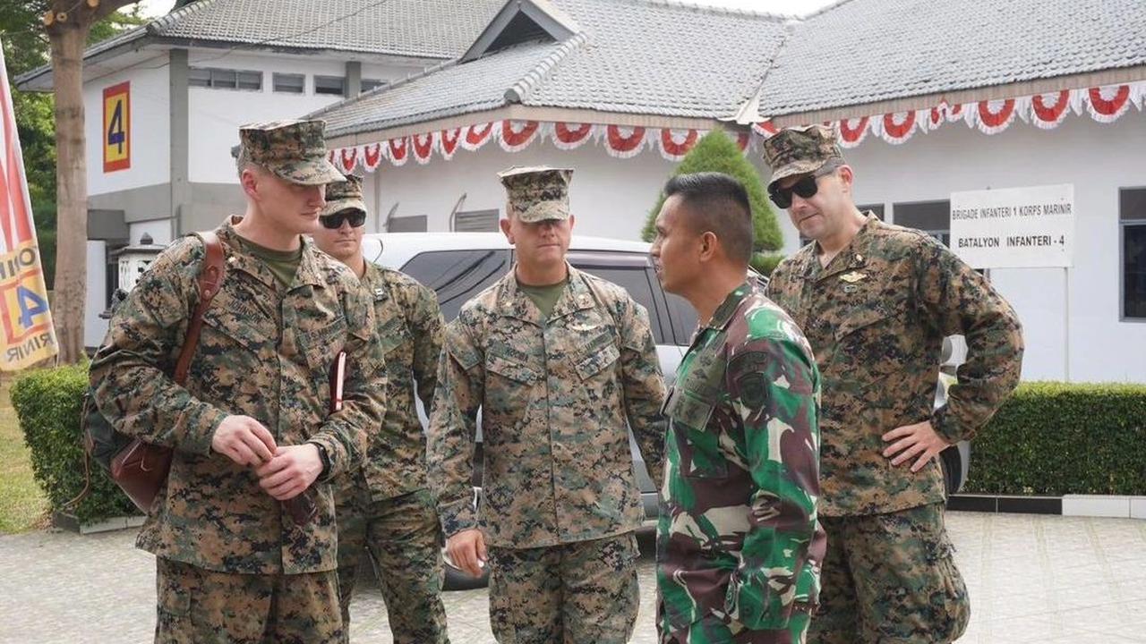 Dalam unggahan @marinir_tni_al, membagikan momen ketika prajurit marinir tengah menjambut kedatangan delegasi United States Marine Corps (USMC).