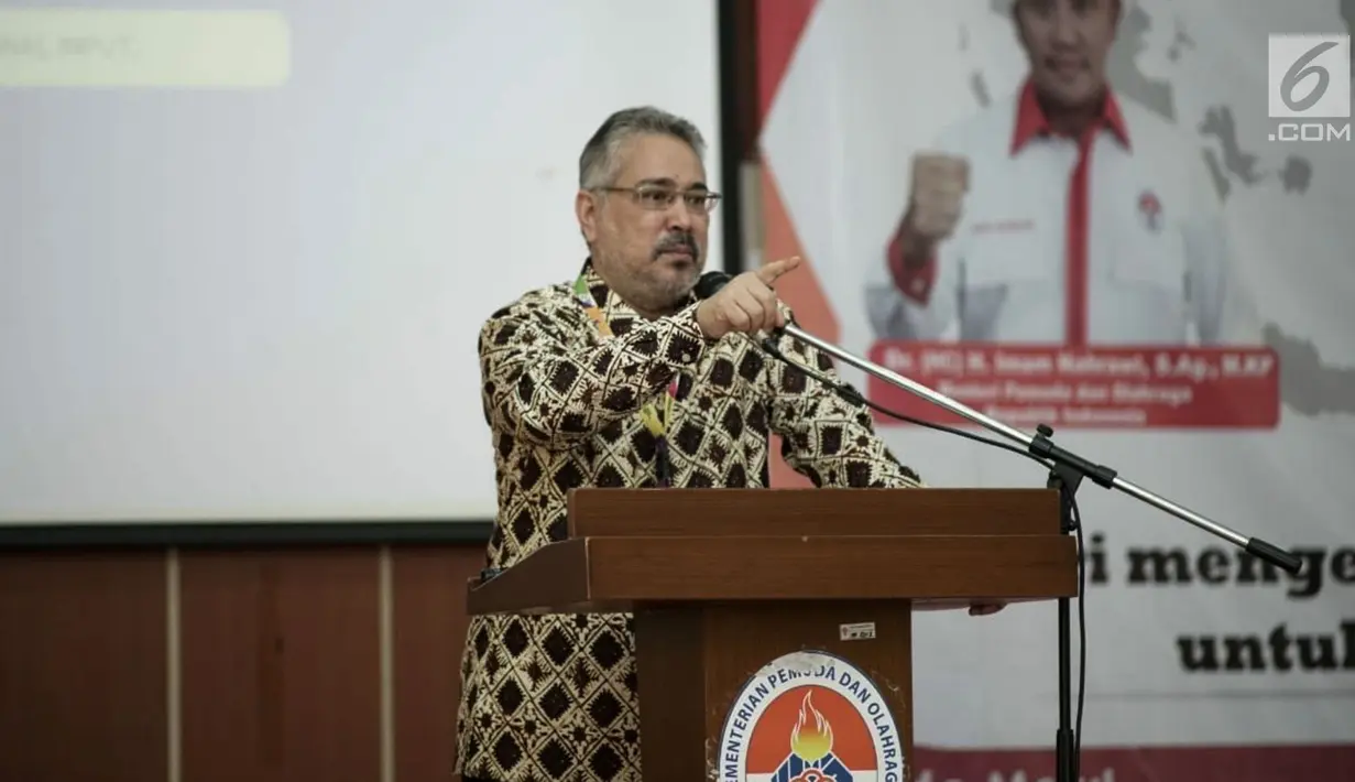 Deputi Pemberdayaan Pemuda Kemenpora Faisal Abdullah memberikan arahan kepada 68 peserta yang berhasil lolos seleksi nasional Kirab Pemuda 2018 sebelum pembekalan di Gedung PP-PON Cibubur, Jakarta, Kamis (30/8). (Merdeka.com/Iqbal S. Nugroho)