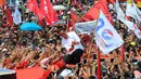 Capres 01 Joko Widodo berselfie dengan pendukungnya saat kampanye terbuka di Banyumas, Jawa Tengah, Kamis (4/4). Dalam kampanye tersebut Jokowi mengajak para pendukung untuk memerangi hoax dan memenangkan pasangan no urut 01 Jokowi-ma'ruf di banyumas.(Liputan6.com/Angga Yuniar)