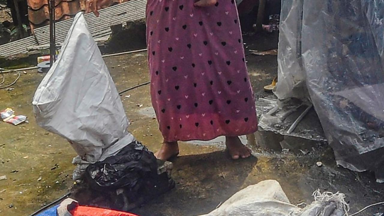 Aktivitas warga saat mengungsi di tenda darurat yang mereka bangun di atas rumahnya.