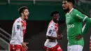 Striker AS Monaco, Stevan Jovetic (kiri) melakukan selebrasi usai mencetak gol pertama timnya ke gawang Saint-Etienne dalam laga lanjutan Liga Prancis 2020/2021 pekan ke-30 di Geoffroy Guichard Stadium, Jumat (19/3/2021). Monaco menang 4-0 atas Saint-Etienne. (AFP/Jeff Pachoud)