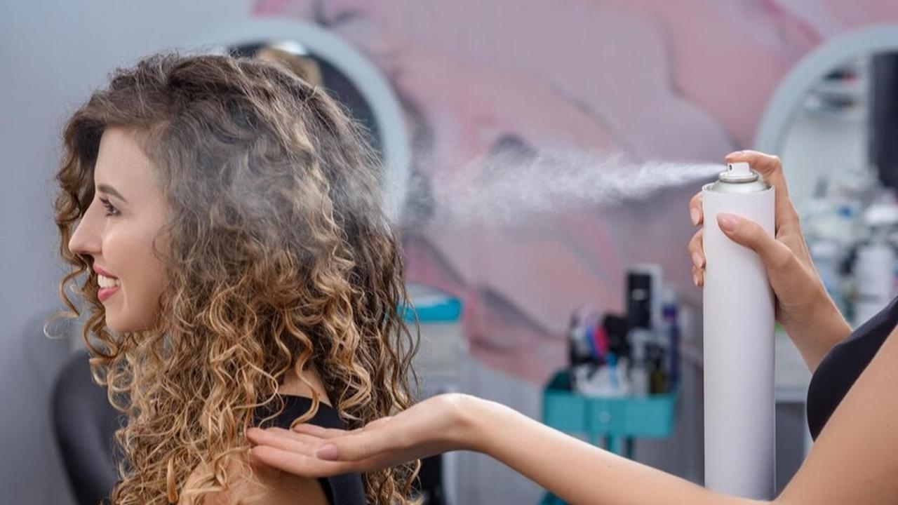 Ilustrasi Pakai Hairspray