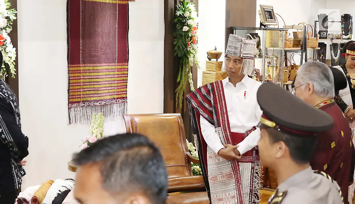 Presiden Joko Widodo (Jokowi) melihat produk kerajinan pada Pameran Kriyanusa Dewan Kerajinan Nasional 2017 di Jakarta Convention Center, Rabu (27/9). Pameran itu bertema Tingkatkan Kreativitas Wirausaha Muda Kriya Indonesia. (Liputan6.com/Angga Yuniar)