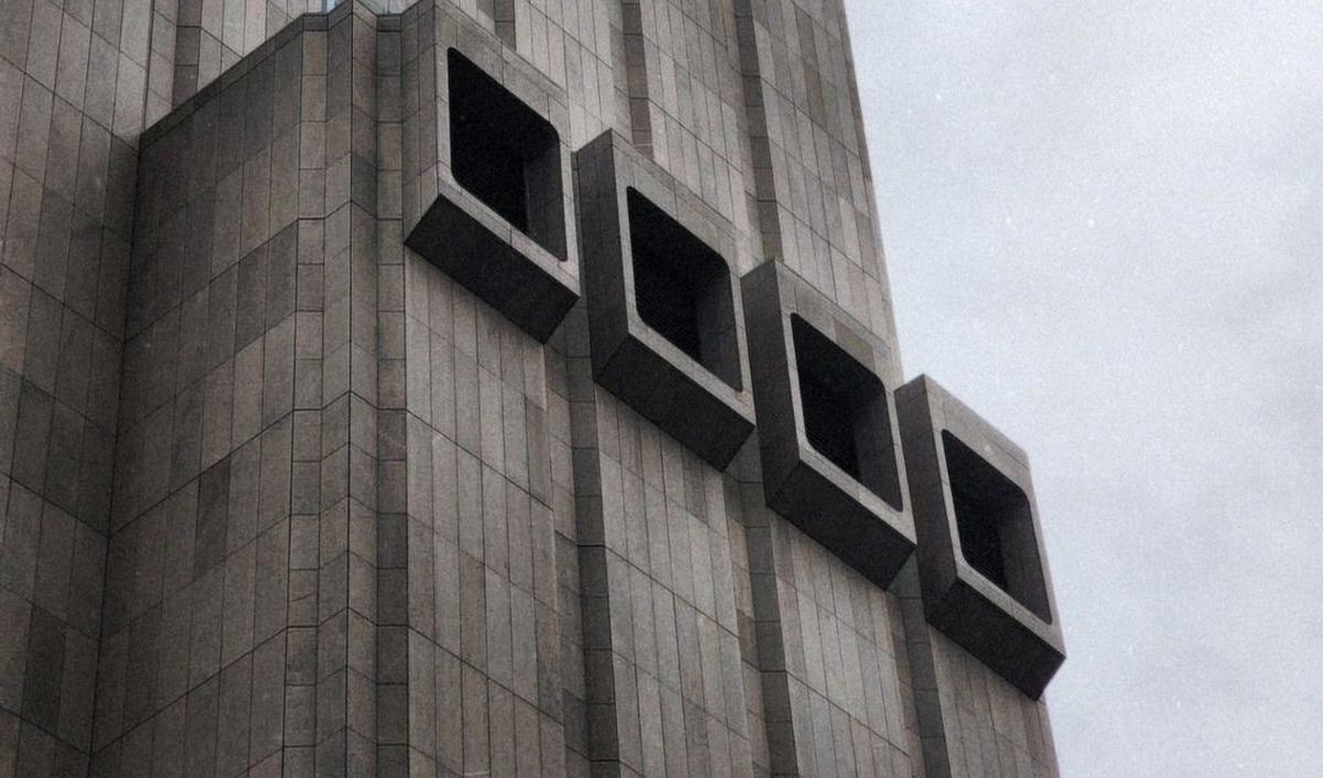 Meski tak berjendela, namun gedung berlantai 29 itu memiliki beberapa lubang besar yang seperti ventilasi udara raksasa.