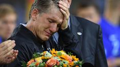 Bastian Schweinsteiger menangis saat mengucapkan salam perpisahan untuk fans dan timnas Jerman usai laga melawan Finlandia di Monchengladbach, Jerman (1/9/2016) dini hari WIB. (AFP/Patrik Stollarz)