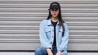 Terlihat dari foto-foto yang diunggah di akun Instagramnya, Tiana memang tampak memiliki gaya yang simple dan kasual. Seperti kali ini, ia memakai celana dan jaket denim sehingga membuatnya tampak sporty. (Instagram/tianamannering)