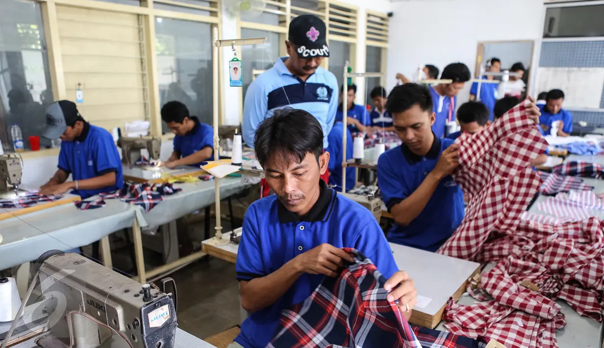Warga binaan mengikuti kegiatan bimbingan kerja garmen di Lapas Kelas 1 Tangerang, Kota Tangerang (29/10). Proses menjahit di ruangan seluas 70 meter persegi dilakukan dari awal hingga jadi. (Liputan6.com/Fery Pradolo)