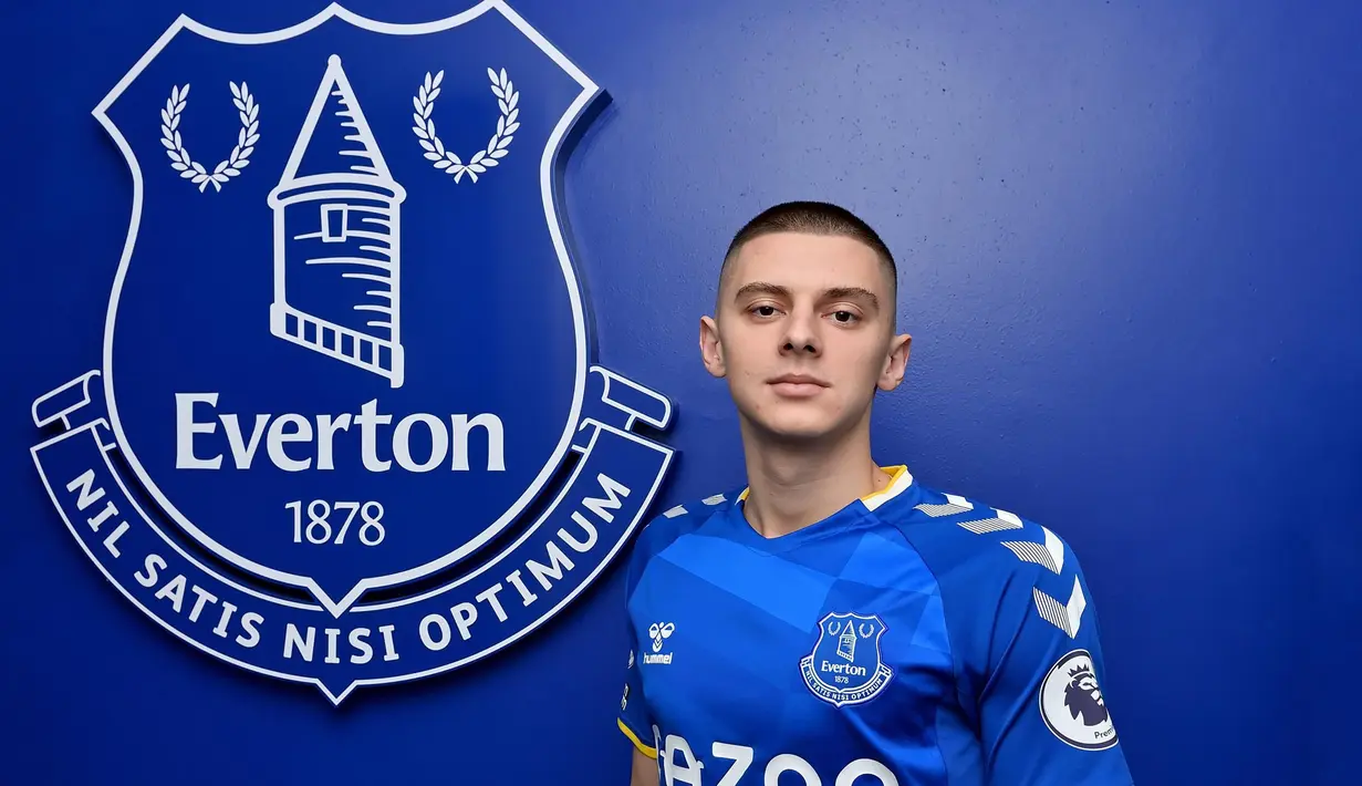 Vitaliy Mykolenko. Bek kiri Ukraina berusia 22 tahun ini didatangkan Everton dari Dynamo Kyiv pada 1 Januari 2022 dengan nilai transfer sebesar 23,5 juta euro. Total telah dimainkan dua kali oleh The Toffees di laga Piala FA dan Liga Inggris (evertonfc.com)