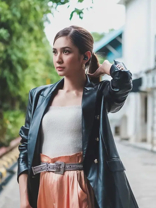 Buat outfit lama jadi keren lagi dengan tambahan item berbahan leather  (Instagram @miktambayong)