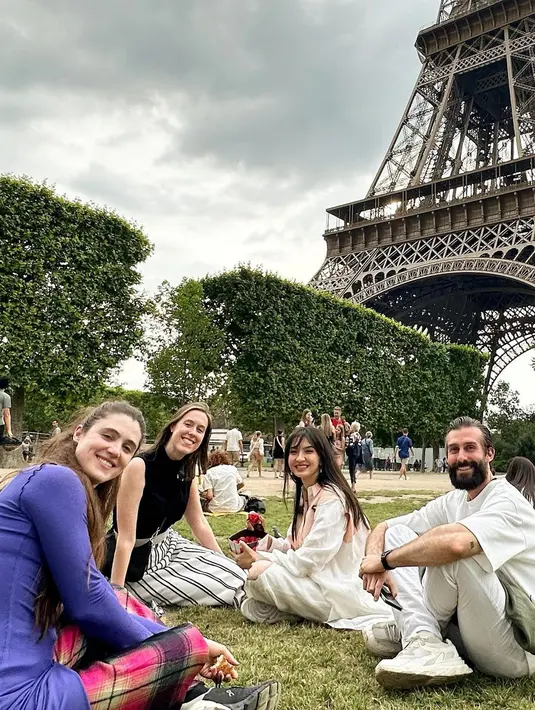 Seolah sudah akrab dengan negaranya, Raline Shah tampil layaknya warga lokal [@ralineshah]