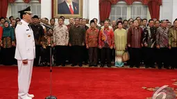 Basuki Tjahaja Purnama saat akan dilantik menjadi Gubernur DKI Jakarta di Istana Negara, Rabu (19/11/2014). (Liputan6.com/Faizal Fanani)