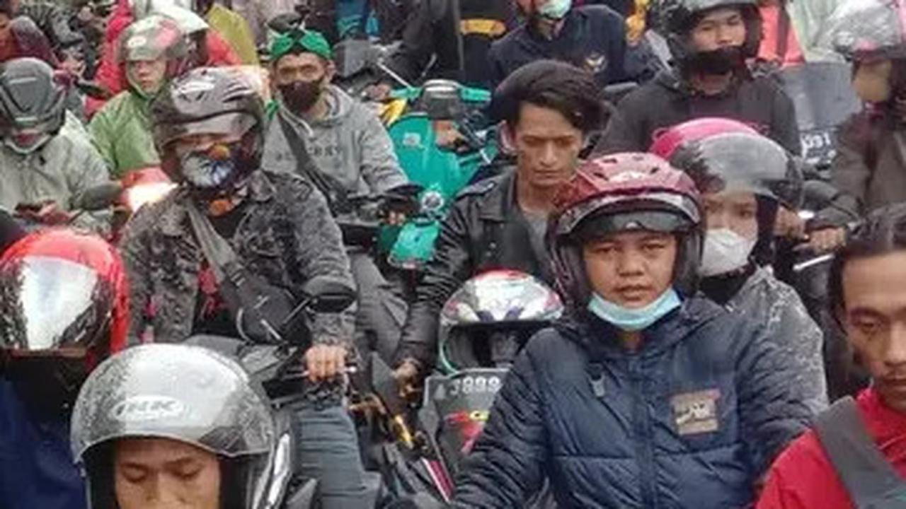 Cerita Warga Jakarta Nikmati 'Terjebak' di Depan Masjid At'Tawun Puncak Selama 3 Jam: Ini Seninya, Bercanda Saja di Mobil