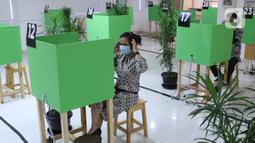 Peserta BPJAMSOSTEK berkomunikasi dengan petugas dari LAPAK ASIK (Layanan Tanpa Kontak Fisik) di Kantor Cabang Tangerang, Jumat (12/6/2020). Layanan dengan protokol kesehatan tanpa harus kontak langsung ini untuk mencegah penularan COVID-19 di masa tatanan normal baru. (Liputan6.com/Angga Yuniar)