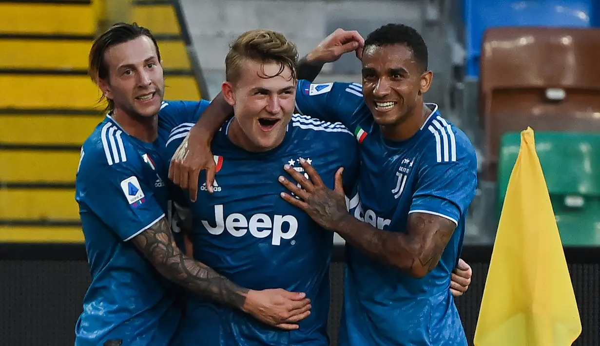 Bek Juventus, Matthijs de Ligt (tengah) berselebrasi usai mencetak gol ke gawang Udinese pada pertandingan lanjutan Liga Serie A Italia di Stadion Dacia Arena di Udine (23/7/2020). Juventus harus menunda scudetto untuk kesembilan beruntun setelah kalah 2-1 atas Udinese. (AFP Photo/Marco Bertorello)