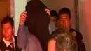 Joshuo Brown (tengah) saat digelandang polisi keluar dari tempat penginapannya di Lima, Peru, (5/12). Joshua Brown diduga merupakan salah satu pimpinan sindikat perdagangan manusi terbesar di Amerika Selatan. (cdn2.scmp.com)