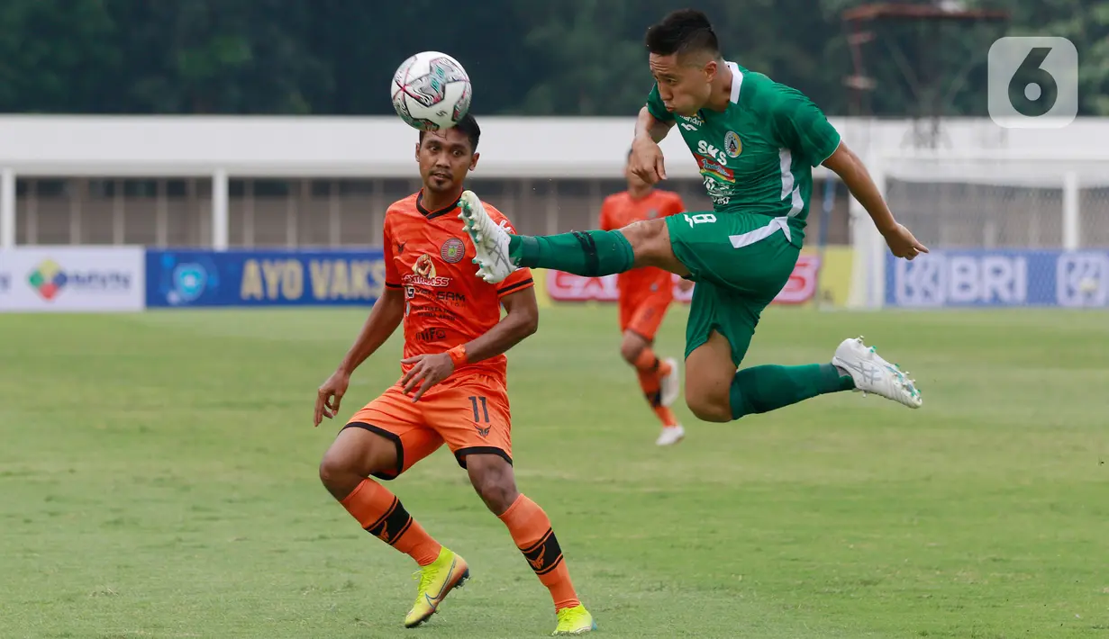 Pemain PSS Sleman, Atrhur Irawan, menendang bola saat melawan Persiraja Banda Aceh pada laga BRI Liga 1 di Stadion Madya, Jakarta, Sabtu (11/2021). Persiraja Banda Aceh menang tipis atas PSS Sleman 3-2. (Bola.Com/M Iqbal Ichsan)