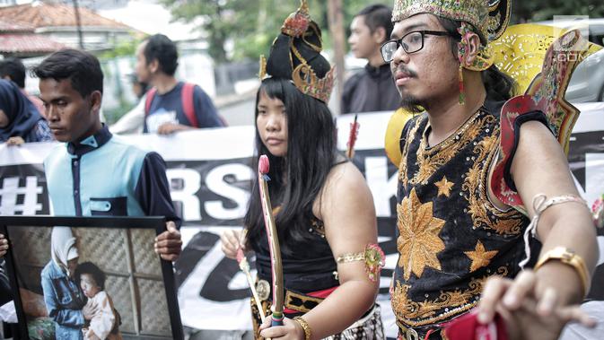 Massa aksi gerakan #BersihkanIndonesia berkostum Gatotkaca mendatangi markas TKN Jokowi-Ma'ruf Amin, Jakarta, Rabu (13/2). Mereka menantang Capres 01 Joko Widodo menjadi pahlawan yang menyelamatkan Indonesia dari bencana iklim (Liputan6.com/Faizal Fanani)