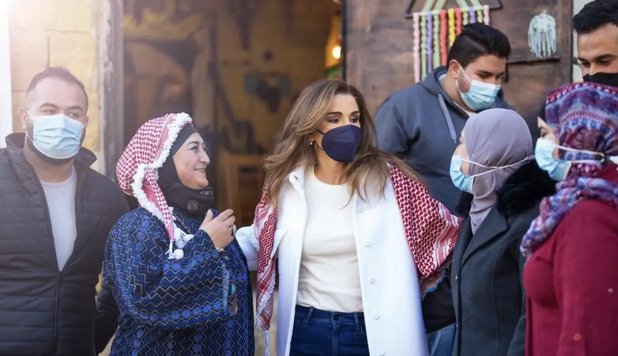 Tak jarang, ia mengenakannya saat bertugas. Denim biru, kaos putih, dan oversized blazer membuat gayanya terlihat begitu menawan. [Foto: Queen Rania]