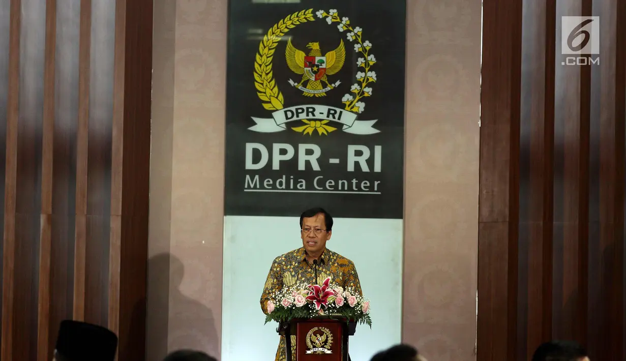 Dirjen Pajak Robert Pakpahan memberi sambutan saat menerima SPT tahunan pribadi di lingkungan Setjen DPR di Nusantara III, Komplek Parlemen, Senayan, Jakarta, Kamis (8/3). (Liputan6.com/Johan Tallo)