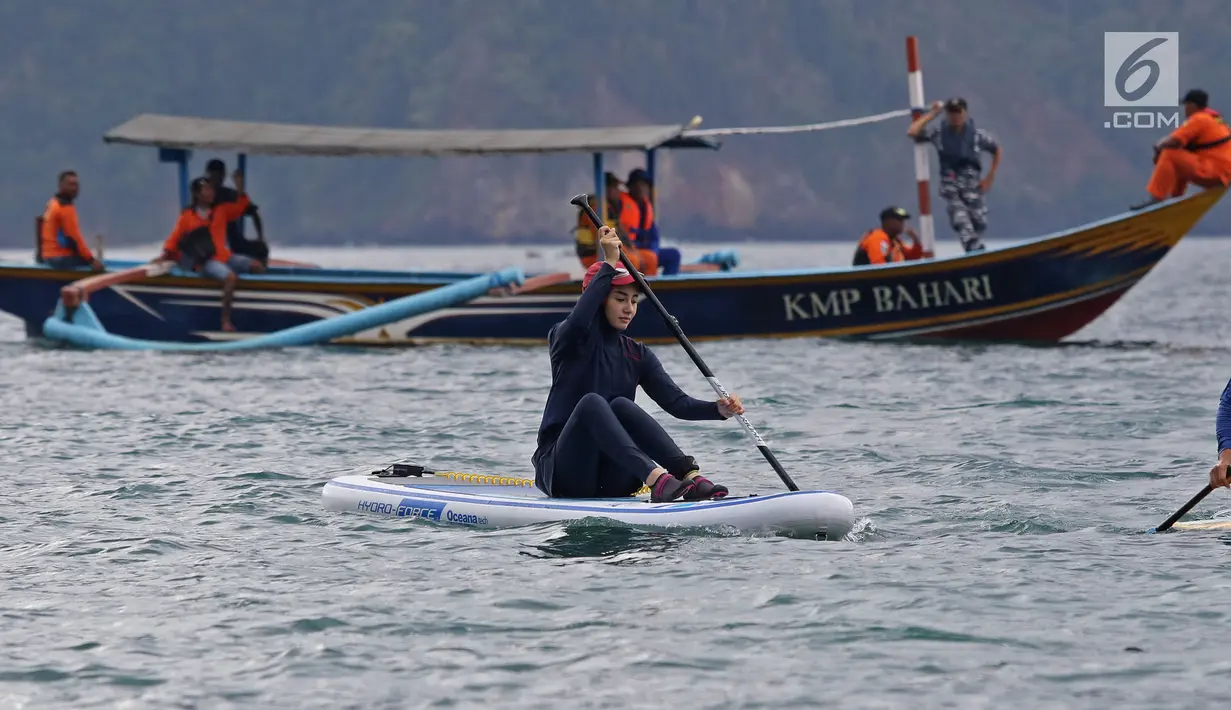 Istri bupati Trenggalek Novita Hardini olah raga Stand Up Paddle di Pantai Mutiara, Trenggalek, Jawa Timur, Sabtu (7/9/2019). Novita dikenal dengan sosok perempuan muda yang cerdas dan cantik. Tak hanya itu, ia juga kerap mendampingi sang suami di berbagai kegiatan. (Liputan6.com/Herman Zakharia)