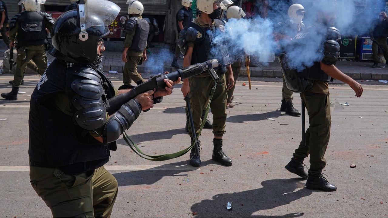FOTO: Suasana Memanas di Lahore: Pendukung TLP Bentrok dengan Polisi Jelang Pawai Pro-Palestina