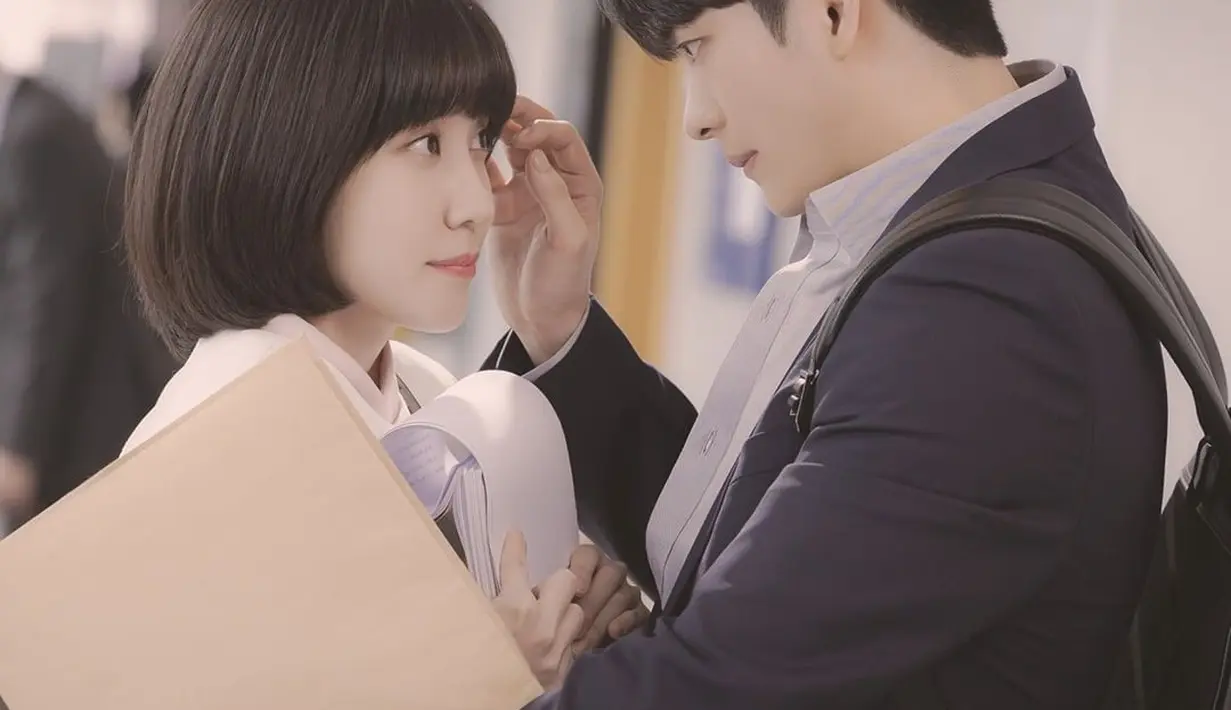 Kang Tae Oh saat mengambil bulu mata Woo Young Woo yang jatuh. (Foto: Instagram/ channel.ena.d)