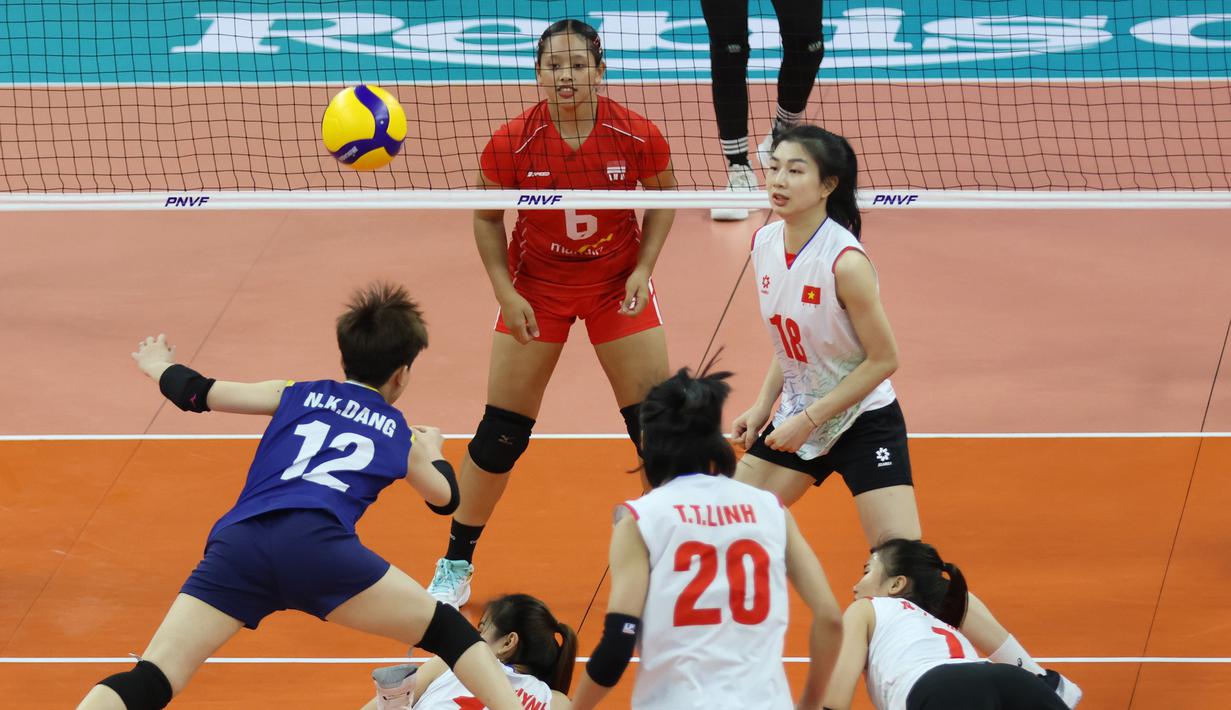 Pemain Timnas voli putri Vietnam, Nguyen Khanh Dang (kiri) berusaha menjangkau bola saat menghadapi Indonesia pada laga Grup B AVC Challenge Cup 2024 di Rizal Memorial Coliseum, Manila, Filipina, Minggu (26/5/2024). Vietnam menang 3-1 (25-17, 25-15, 25-27 dan 25-13). (Asian Volleyball Confederation)