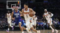 Aksi pemain Phoenix Suns Devin Booker saat melawan Clippers di play-off NBA 2023 (AP)