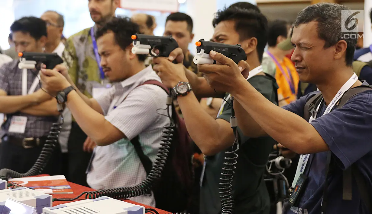 Sejumlah pengunjung mencoba simulasi senjata api saat pameran Indo Security 2017 di JCC, Jakarta, Rabu (12/7). Pameran ini diikuti 670 peserta dari 35 negara yang menampilkan produk dan teknologi mutakhir. (Liputan6.com/Angga Yuniar)