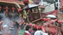 Arak-arakan rupang saat perayaan Cap Go Meh Tahun Baru Imlek 2571 di Jatinegara, Jakarta, Minggu (9/2/2020). Meski hujan, perayaan Cap Go Meh berlangsung meriah dengan atraksi barongsai dan liong serta arakan dewa-dewa (rupang), mengelilingi kawasan Jatinegara. (merdeka.com/Iqbal S Nugroho)