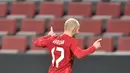 Gelandang Turki, Efecan Karaca berselebrasi usai mencetak gol ke gawang Jerman pada pertandingan persahabatan di Stadion RheinEnergie, Cologne, Kamis  (8/10/2020). Jerman bermain imbang 3-3 atas Turki. (AP Photo/Martin Meissner)
