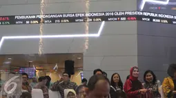 Suasana awal pembukaan perdagangan saham di Bursa Efek Indonesia, Jakarta, Senin (4/1). Mengawali pembukaan perdagangan bursa 2016, Indeks Harga Saham Gabungan (IHSG) menguat tipis 0,24 persen atau 10,80 poin di angka 4.580,17. (Liputan6.com/Angga Yuniar)