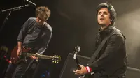 Dokter menemukan kanker di tenggorokan gitaris Green Day, Jason White saat dirinya tengah menjalani operasi amandel.
