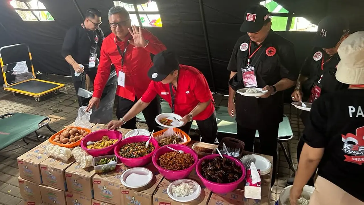 Sekretaris Jenderal DPP PDI Perjuangan (PDIP) Hasto Kristiyanto menyambangi dapur umum yang didirikan Badan Penanggulangan Bencana (Baguna)