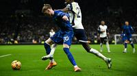 Gelandang Chelsea asal Inggris Cole Palmer (kiri) berebut bola dengan penyerang Tottenham Hotspur asal Senegal Pape Matar Sarr selama pertandingan sepak bola Liga Primer Inggris antara Tottenham Hotspur dan Chelsea di Stadion Tottenham Hotspur di London, pada 8 Desember 2024.Ben STANSALL / AFP