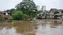 Kondisi air di Sungai Ciliwung masih tinggi, Jakarta, Selasa (21/2). Akibat curah hujan yang tinggi sejumlah pemukiman di bantaran Ciliwung kelurahan Cawang dan Rawajati terendam banjir. (Liputan6.com/Yoppy Renato)