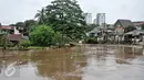 Kondisi air di Sungai Ciliwung masih tinggi, Jakarta, Selasa (21/2). Akibat curah hujan yang tinggi sejumlah pemukiman di bantaran Ciliwung kelurahan Cawang dan Rawajati terendam banjir. (Liputan6.com/Yoppy Renato)