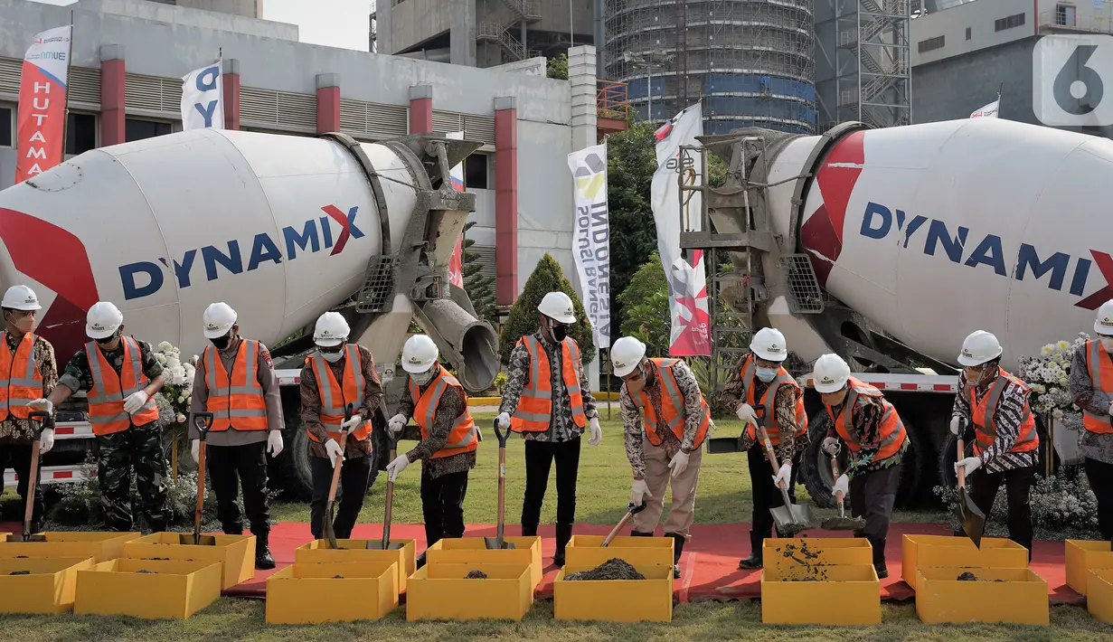 Bupati Tuban Aditya Halindra Faridzky (enam kiri) Direktur Strategi Bisnis dan Pengembangan Usaha SIG, Aulia Mulki Oemar (tujuh kiri) bersama jajaran Pemprov, PT.Solusi Bangun Indonesia Tbk (SBI) dan PT.Hutama Karya saat peletekan batu pertama di Tuban, Jawa Timur (28/1/2022). (Liputan6.com/HO/SIG)