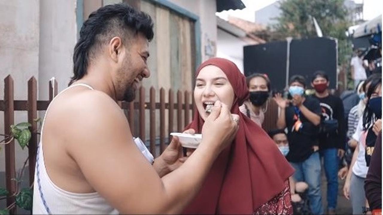 7 Momen Ultah Pernikahan Irish Bella dan Ammar Zoni, Undang Pedagang Bakso