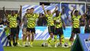 Selebrasi para pemain Arsenal setelah Austin Trusty (kanan) menjadi penentu kemenangan atas tim MLS All-Stars dalam kontes crossbar challenge dalam MLS All-Stars Skills Challenge di Washington, Amerika Serikat, Selasa (18/7/2023) waktu setempat. (AP Photo/Alex Brandon)