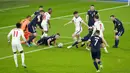 Timnas Inggris langsung tampil menekan sejak menit-menit awal pertandingan. Meski mendominasi laga, Inggris alami kesulitan menembus pertahanan Skotlandia. (AP/Matt Dunham, Pool)