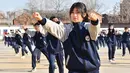 Para siswa sekolah menengah berlatih Taichi atau Taijiquan di Distrik Yongnian, Kota Handan, Provinsi Hebei, China utara, pada 16 Desember 2020. Masuknya Tai Chi menandai bahwa China kini memiliki 42 warisan budaya takbenda UNESCO dalam daftar tersebut, peringkat pertama di dunia. (Xinhua)