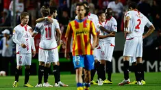 Pemain Sevilla merayakan kemenangan atas Valencia (2-0) di laga pertama semifinal Liga Europa di Seville (25/4/2014), (REUTERS/Marcelo del Pozo).